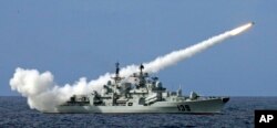 資料照 - 解放軍海軍南海艦隊在一次實彈演習中發射導彈。