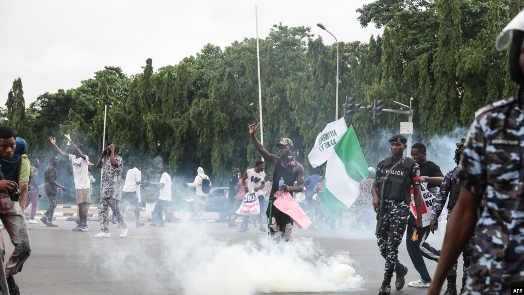 Polícia nigeriana dispara gás lacrimogéneo durante o protesto "End Bad Governance" (Acabar com a má governação) em Abuja, a 1 de agosto de 2024.