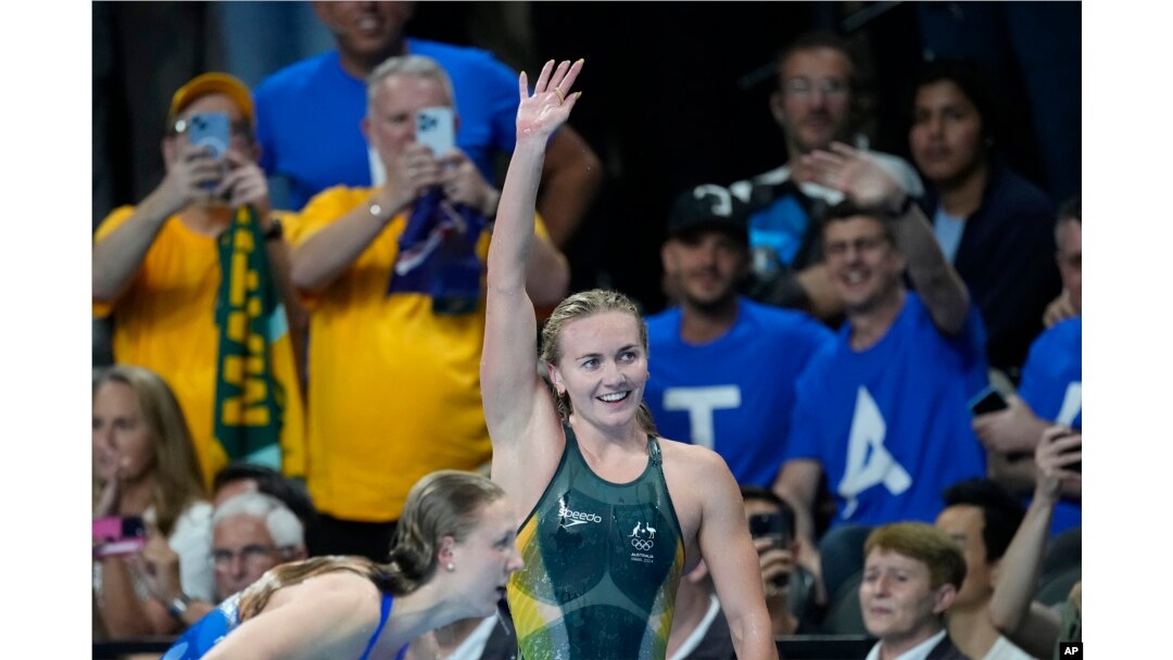Ariarne Titmus of Australia celebrates after winning the women's 400-meter freestyle final at the 2024 Summer Olympics in Nanterre, France, July 27, 2024.