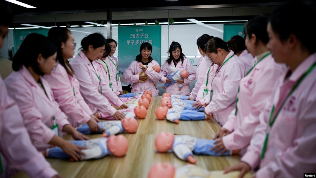 上海Yipeitong培訓中心用塑料娃娃培訓婦女成為有照顧新生兒技能的月嫂。（2023年3月2日）