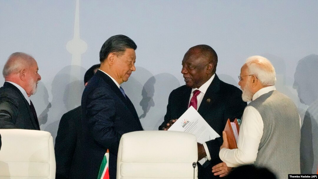 South African President Cyril Ramaphosa (2nd R) speaks to China's President Xi Jinping as President of Brazil Luiz Inacio Lula (L) and Prime Minister of India Narendra Modi look on, at the BRICS summit in Johannesburg, South Africa Aug. 24, 2023. (AP Photo/Themba Hadebe)