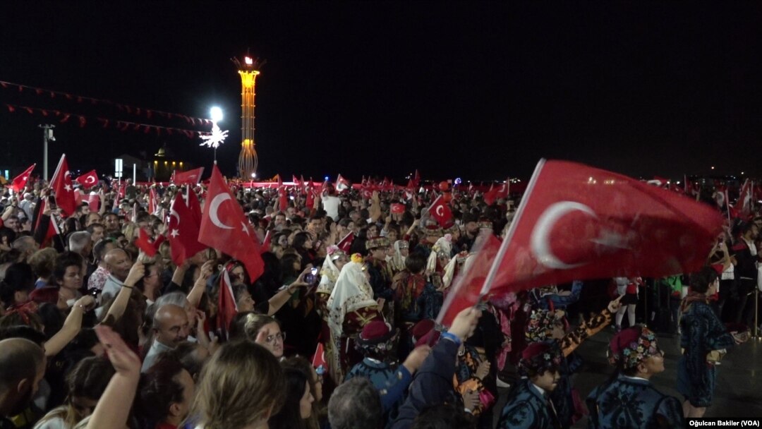 Türkiye Cumhuriyeti’nin kuruluşunun 100’üncü yıldönümü dolayısıyla İzmir’de de coşkulu kutlamalar düzenlendi