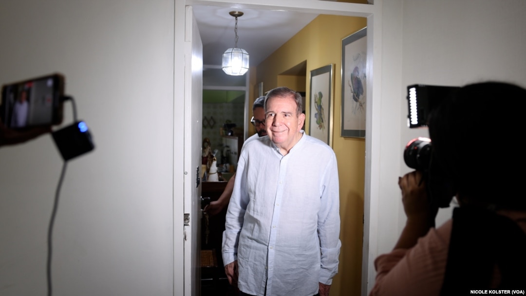 El candidato presidencia venezolano Edmundo González antes de participar en su primer acto de masas el 18 de mayo de 2024. 