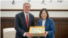 美國共和黨參議員約翰·霍文(John Hoeven)2023年4月13日在訪問台灣時會見總統蔡英文。（台灣總統府照片）