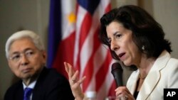 美国商务部长吉娜·雷蒙多（Gina Raimondo）在访问菲律宾期间举行的一个记者会上讲话。（2024年3月11日）