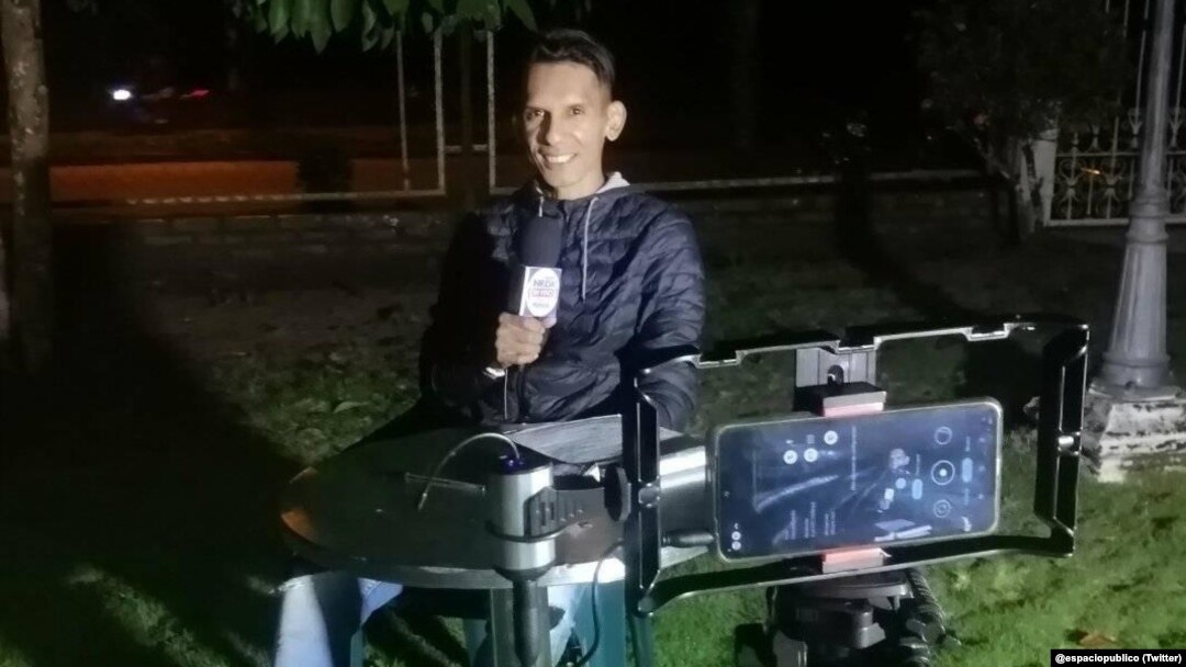El periodista Luis Alejandro Acosta durante una cobertura. [Foto: Twitter Espacio Público]