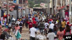 Pessoas caminham numa rua movimentada de Luanda, no dia 26 de Dezembro de 2021. 