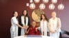ཨ་རིའི་ཕྱི་སྲིད་དྲུང་ཆེ་སྐུ་གཞོན་དང་བོད་དོན་དམིགས་བསལ་འབྲེལ་མཐུད་ལྕམ་ཨ་ཛི་རཱ ཛེ་ཡ་དང་ཕོ་བྲང་དཀར་པོའི་སྐུ་ཚབ་ཀེ་ལི ར་ཛུ་ཁི་རྣམ་གཉིས་ཀྱིས་ནིའུ་ཡོག་ཏུ་ཆེད་བཅར་ཞུས་ནས་བོད་མིའི་བླ་ན་མེད་པའི་དབུ་ཁྲིད་སྤྱི་ནོར་༧གོང་སྐྱབས་མགོན་ཆེན་པོ་མཆོག་མཇལ་བཅར་བཀའ་མོལ་ཞུས་པ།