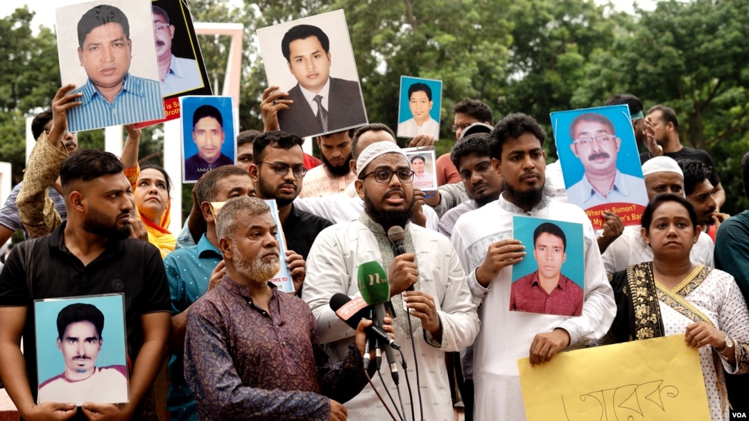 Hoping to spotlight cases of alleged victims of enforced disappearances, relatives and supporters hold photos of missing activists, in Dhaka, Bangladesh, Aug. 11, 2024. (Mosfiqur Johan for VOA)