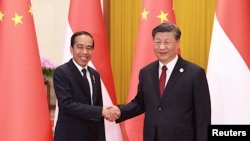 2023年10月17日，中国国家主席习近平和印尼总统佐科·维多多在中国北京举行的第三届“一带一路”国际合作高峰论坛的欢迎仪式上握手。（路透社照片）