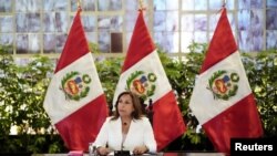 La Presidenta de Perú, Dina Boluarte, habla mientras se reúne con la prensa extranjera, en Lima, Perú, el 24 de enero de 2023.