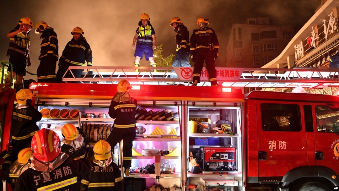 ARCHIVO - Fotografía de la Agencia de Noticias Xinhua que muestra a los bomberos en el lugar de una explosión en un restaurante en Yinchuan, en la región autónoma de la etnia hui de Ningxia, en el noroeste de China, el 21 de junio de 2023.