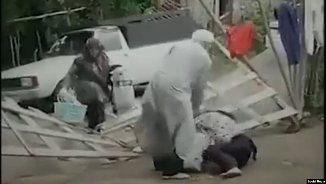 حمله یک روحانی به یک زن که مقامات محلی «اختلاف خانوادگی» نامیدند.