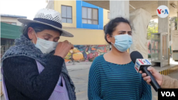 Pilar Reyes, a la izquierda de la fotografía, continúa denunciando el caso de su hija María del Carmen Carvallo, asesinada hace 6 años.