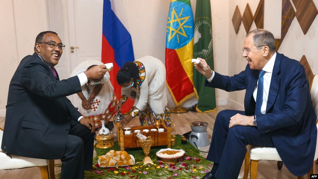 Waziri wa mambo ya kigeni wa Russia Sergei Lavrov akiwa na mwenzake wa Ethiopia Demeke Mekonnen mjini Addis Ababa