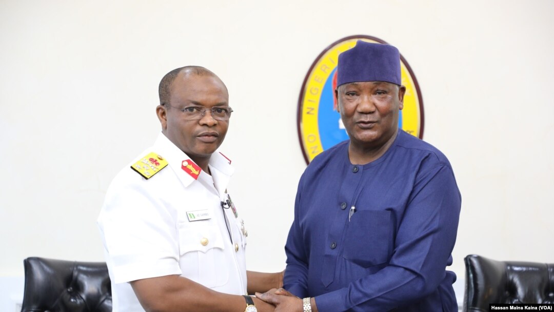 Shugaban sashen Hausa Aliyu mustapha, da babban hafsan hafsoshin mayakan ruwan Najeriya Vice Admiral Auwal Zubairu Gambo