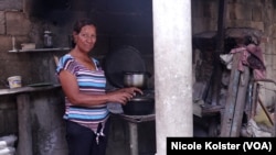 Parmina Tarazona olvidó cuando fue la última vez que cocinó con gas. Foto Nicole Kolser, VOA.