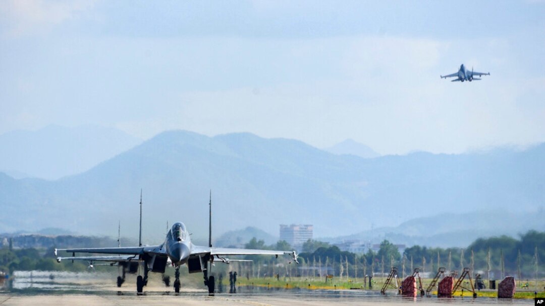 2022年8月4日，中國人民解放軍東部戰區空軍和海軍航空兵在中國一處不明地點飛行。