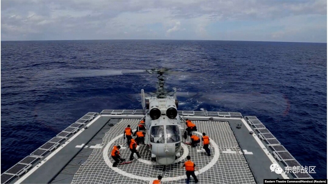 中國東部戰區發布的照片顯示中國海軍在參加針對台灣的軍演。 (2022年8月8日)