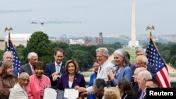 美國國會眾議院議長（中）2022年7月29日簽署《芯片與科學法案》（路透社）