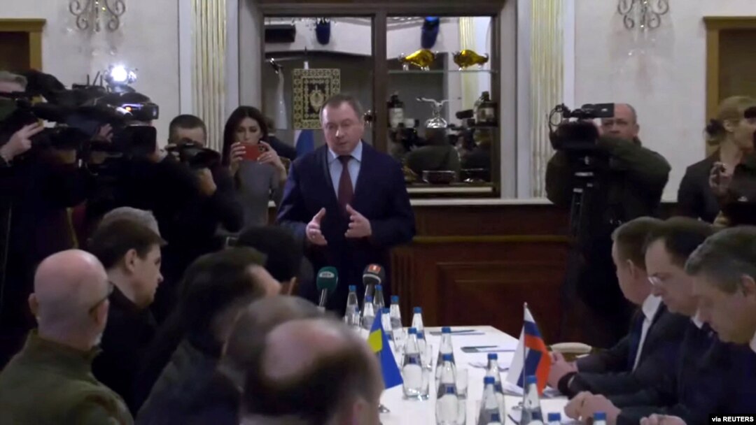 მზადება სამშვიდობო მოლაპარაკებისთვის; შეხვედრაზე უკრაინის, ბელარუსის და რუსეთის წარმომადგენლები არიან; გომელის რეგიონი, ბელარუსი, 28 თებერვალი, 2022 წ.