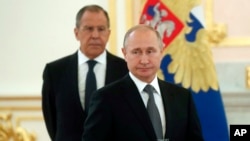 Imagem de Arquivo: Presidente russo Vladimir Putin e atrás de si o ministro das Relações Exteriores Sergey Lavrov
