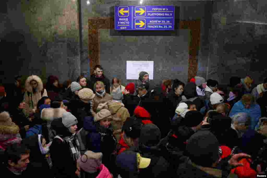 Polshaga ketuvchi poyezdni kutayotgan odamlar. Lvov. &nbsp;
