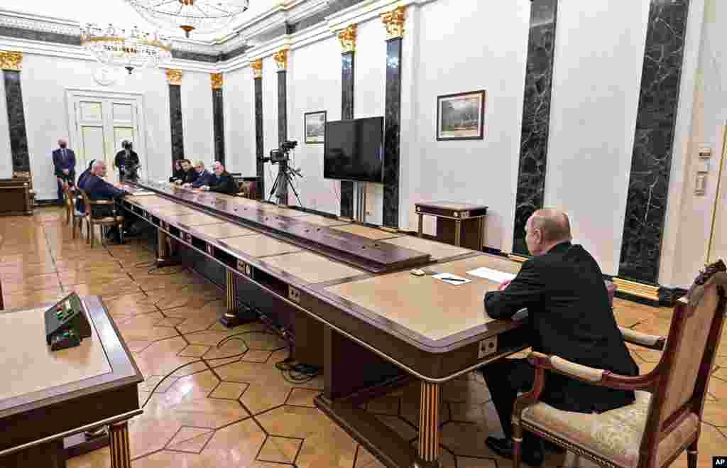 Rossiya Prezidenti Vladimir Putin iqtisodiy masalalarni muhokama qilmoqda. Moskva.&nbsp;