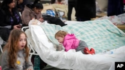 Refugiados da Ucrânia descansam numa instalação para refugiados em Chisinau, Moldávia, 5 de Março, 2022.