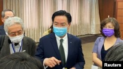 台湾外交部长吴钊燮对媒体讲话。（2022年11月23日）