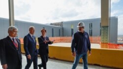 美國總統拜登（左二）2022年12月6日到亞利桑那州出席台積電建廠擴產儀式時與公司董事長劉德音交談。 （路透社）