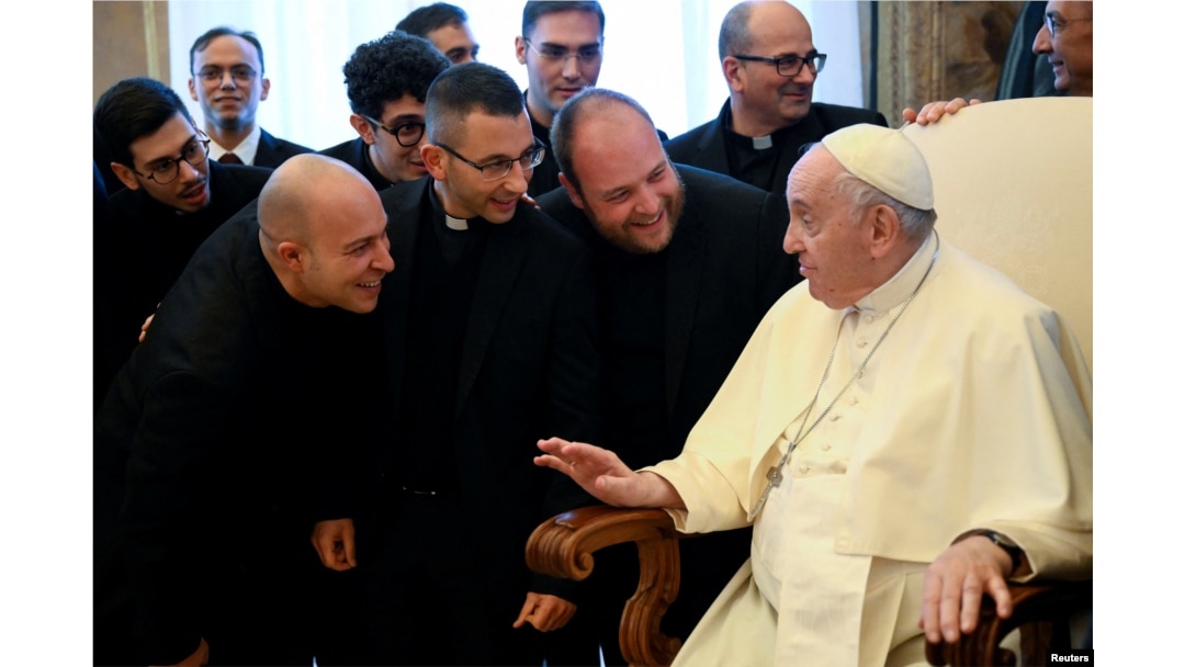 El papa Francisco se reúne con los seminaristas de la Diócesis de Roma durante su 86 cumpleaños en el Vaticano, el 17 de diciembre de 2022.