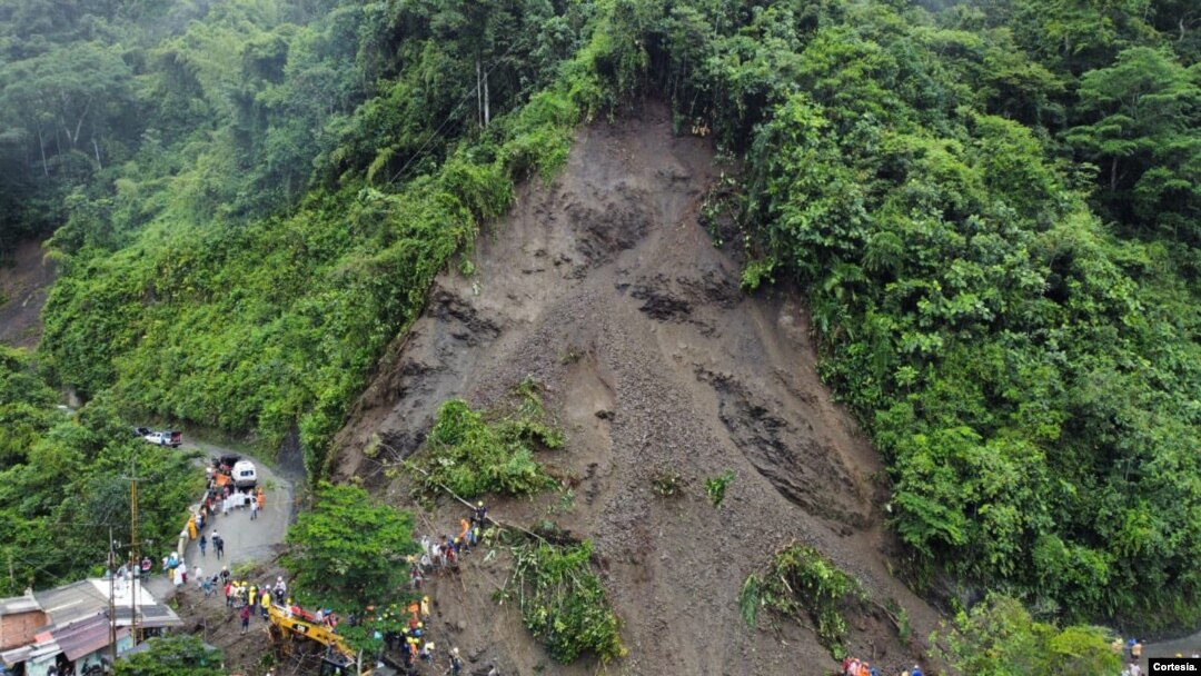 Imagen aérea muestra el deslave que sepultó a un autobús en región de Risaralda, Colombia, el 5 de diciembre de 2022. Foto cortesía: Ministerio de Defensa de Colombia.