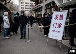 北京一家醫院的發熱門診前市民在排隊等候。（2022年12月9日）