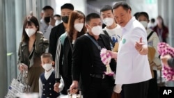 泰国卫生部长阿努廷(右 Anutin Charnvirakul）在曼谷的素万那普国际机场欢迎来自中国的乘客。（2023年1月9日）