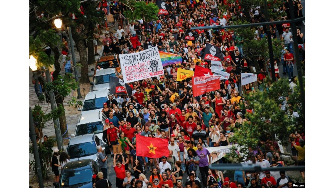 En Fotos | Manifestantes a favor de la democracia marchan en Brasil
