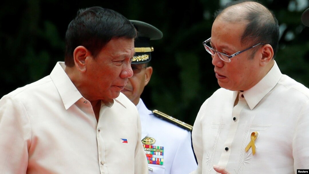 Incoming President Rodrigo Duterte (L) listens as outgoing President Benigno Aquino talks to him before Aquino leaves the Malacanang Palace in Manila, Philippines, June 30, 2016.