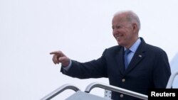 拜登总统登上空军一号准备飞往布鲁塞尔出席北约峰会。（2022年3月23日）