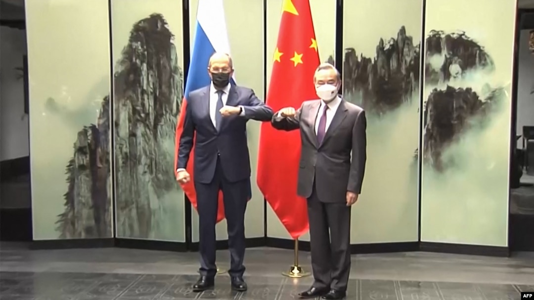中國央視播放中國外長王毅在安徽屯溪會晤到訪的俄羅斯外長拉夫羅夫（左）的影像。（2022年3月30日）