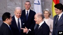 Waziri Mkuu wa Japan, Fumio Kishida, kushoto, Rais wa Marekani Joe Biden, wa pili kushoto na Chansela wa Ujerumani Olaf Scholz, mbele kulia, wakizungumza na Katibu Mkuu wa NATO, Jens Stoltenberg katika mkutano wa NATO, Alhamisi March 24, 2022. (Henry Nicholls/Pool via AP)