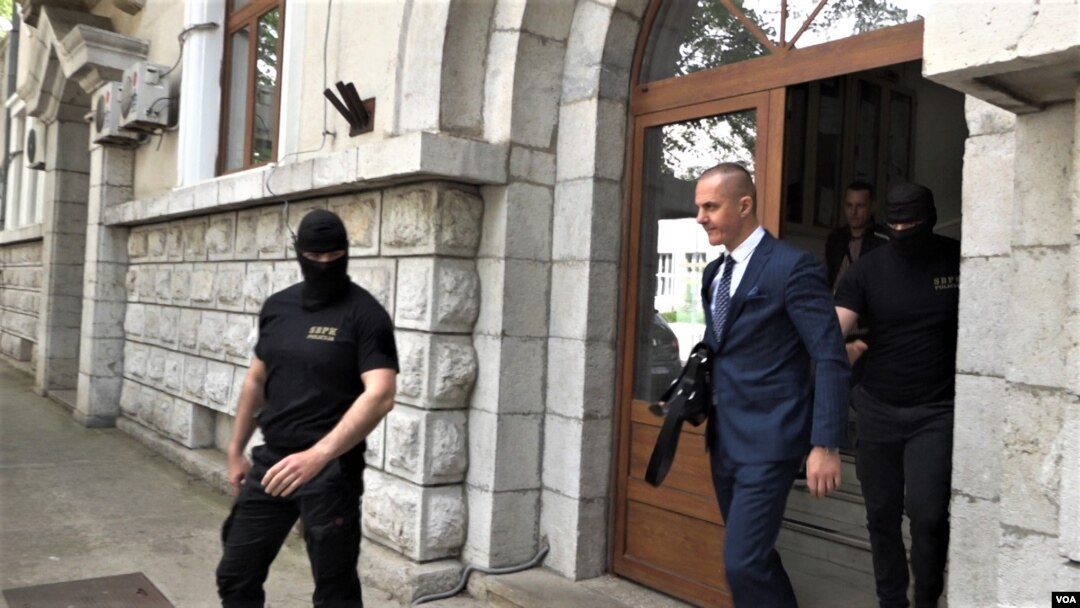 Predsednik Privrednog suda Blažo Jovanić u pratnji pripadika policije Crne Gore (Foto: VOA/Jovo Radulović)