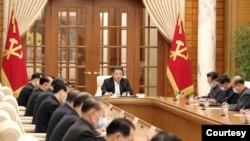 朝中社2022年5月12日公布金正恩就新冠疫情主持高层会议的图片。