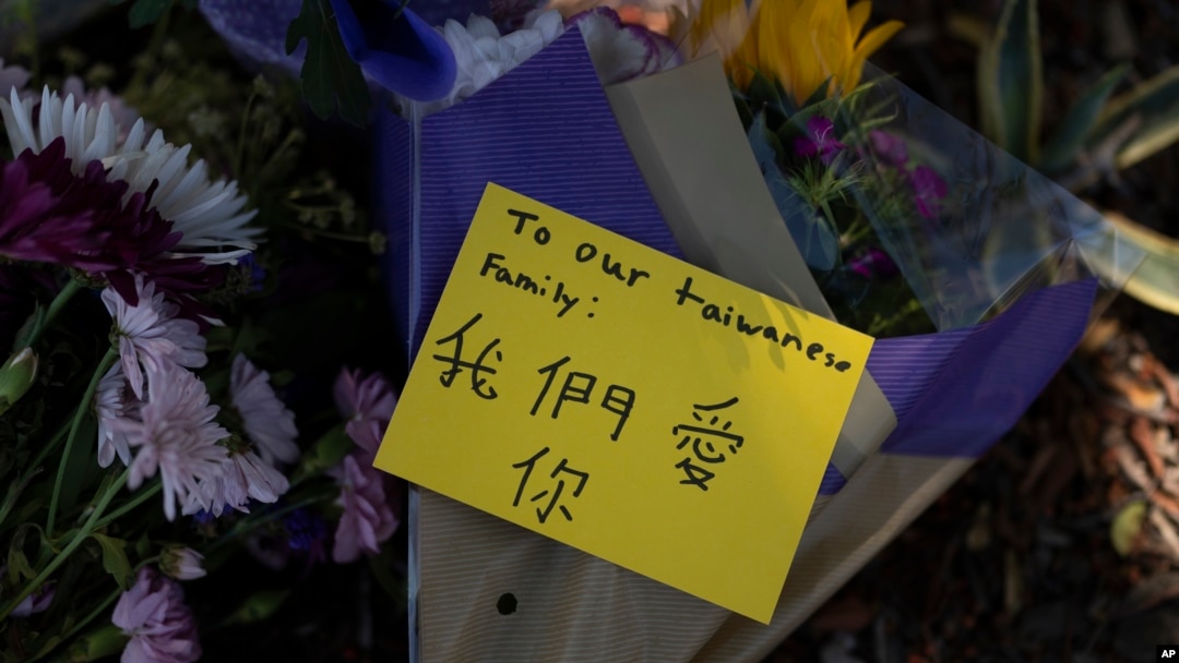 美國南加州基督長老會教堂前，人們給5月15日槍擊案的死難者獻花。（2022年5月16日）