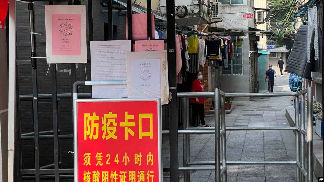 中國廣東廣州當局要求海珠區居民須有核酸陰性證明方能通行小巷。 （2022年11月11日）