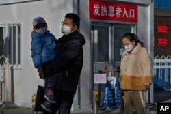 北京一家醫院的發熱門診大門前。（2022年12月10日）