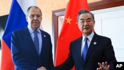 资料照 -俄罗斯外长拉夫罗夫和中国外长王毅2022年8月5日在柬埔寨金边会晤。照片由俄罗斯外交部发布。