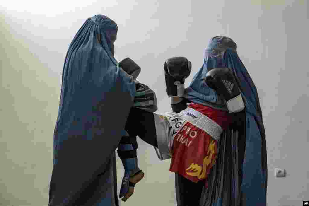 طالبان پس از آنکه به قدرت رسیدند، به طور روز افزون محدودیت‌های سختگیرانه‌ را بر زنان و دختران در سراسر افغانستان وضع کرده و افزون بر منع آموزش، تحصیل و کار، زنان از رفتن به پارک‌های تفریحی،‌ حمام عمومی و کلپ‌های ورزشی، نیز منع کردند.