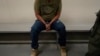 Un inmigrante considerado una amenaza para la seguridad pública y la seguridad nacional espera ser procesado por agentes del USCIS en el Centro de Detención Metropolitano de Los Ángeles, EEUU, el 6 de junio de 2022.
