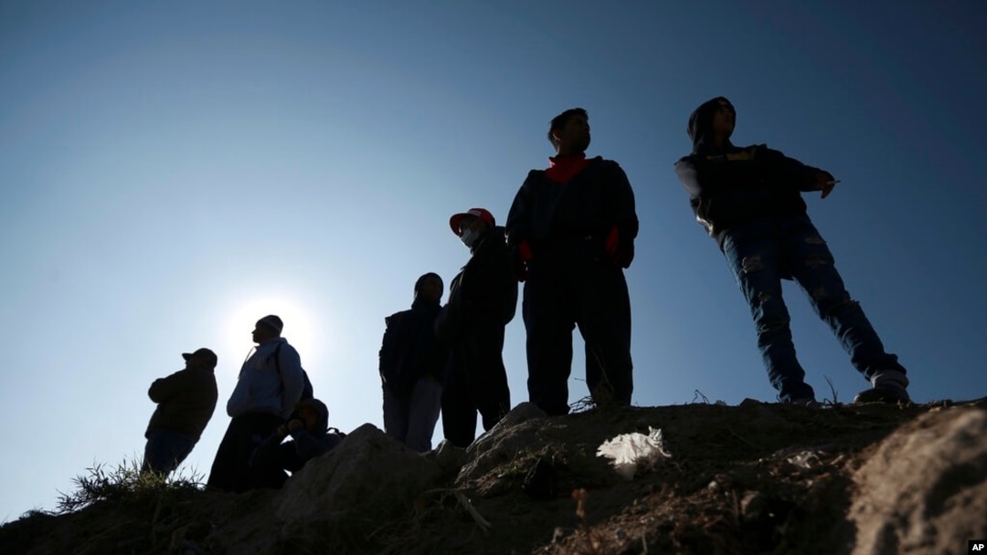 Migrantes se paran cerca de la frontera entre Estados Unidos y México en Ciudad Juárez, México, el 19 de diciembre de 2022.
