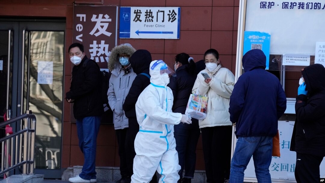 北京一家醫院的發熱門診前市民在排隊等候。（2022年12月10日）